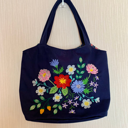 ☆お値下げ致しました 刺繍小花模様のバッグとミニポーチ付き