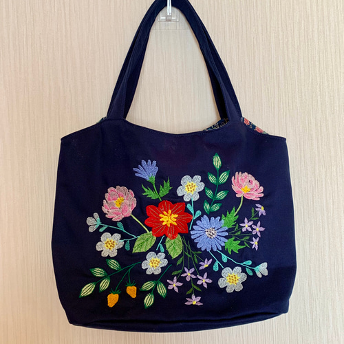 花柄刺繍トートバッグ 再販 カラフルお花の刺繍トートバッグ(ネイビー) トートバッグ AZmama