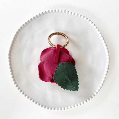 薔薇のマスクチャーム 赤薔薇２個セット⭐️⭐️ハンドメイド クリスマスを彩る『赤い薔薇』のバッグチャーム：10日〜30日以内に発送