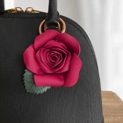 クリスマスを彩る『赤い薔薇』のバッグチャーム：10日〜30日以内に発送