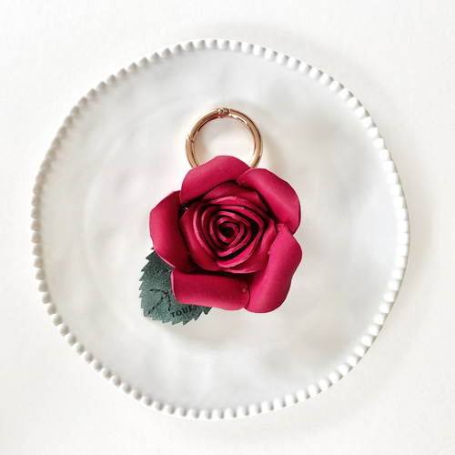 クリスマスを彩る『赤い薔薇』のバッグチャーム：10日〜30日以内に発送