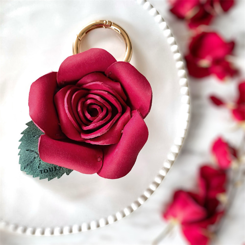 マスクチャーム  小さな薔薇赤 ２個セット⭐️⭐️ハンドメイド クリスマスを彩る『赤い薔薇』のバッグチャーム：10日〜30日以内に発送