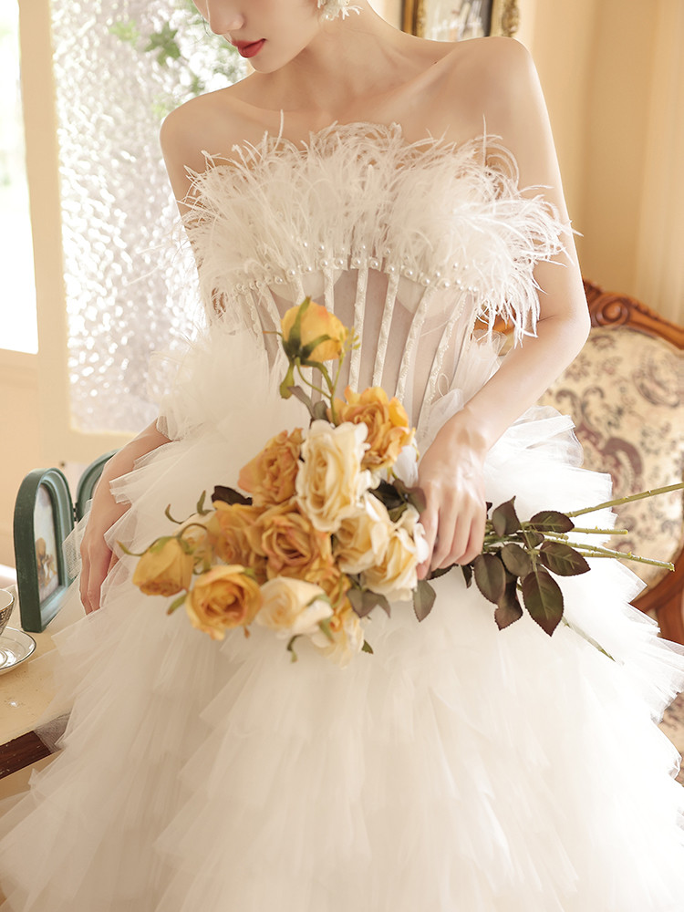 豪華 白 ふわふわ ノースリーブ ウェディングドレス 裾引き 上品 パーティー 結婚式 花嫁 前撮り 披露宴 A7248