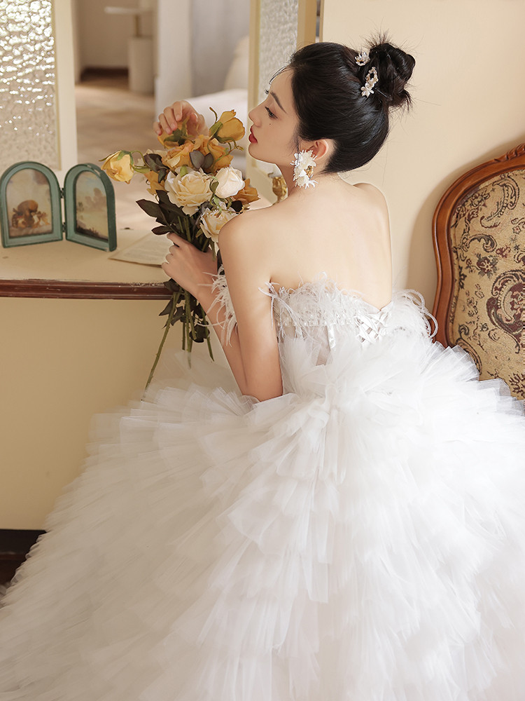 豪華 白 ふわふわ ノースリーブ ウェディングドレス 裾引き 上品 パーティー 結婚式 花嫁 前撮り 披露宴 A7248