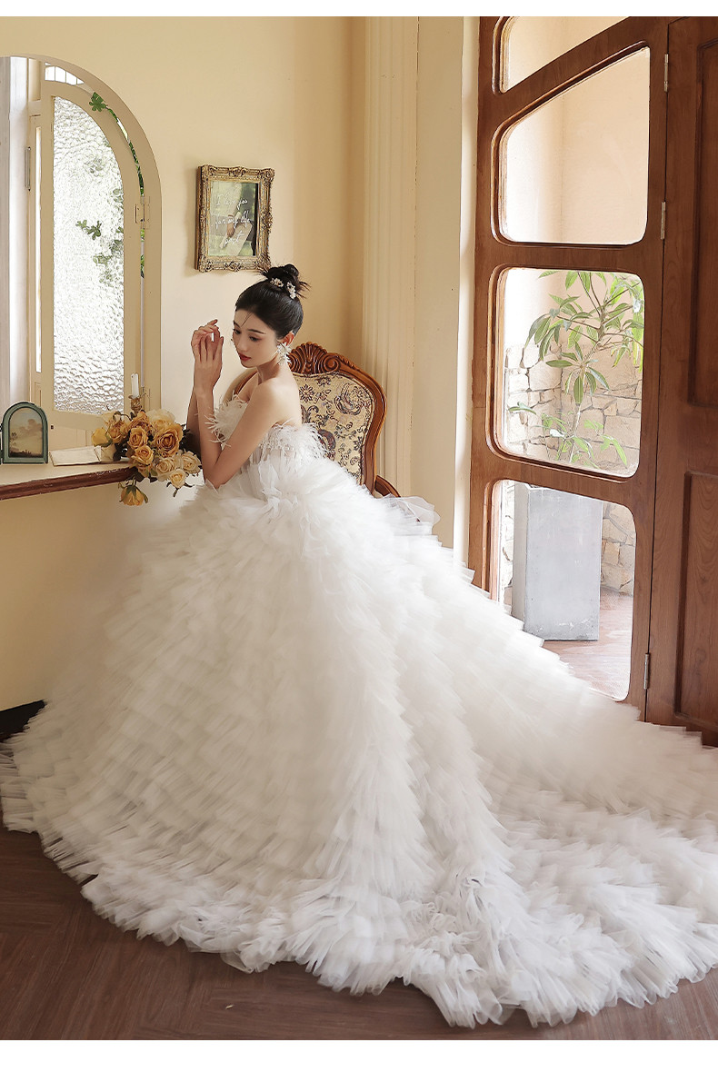 豪華 白 ふわふわ ノースリーブ ウェディングドレス 裾引き 上品 パーティー 結婚式 花嫁 前撮り 披露宴 A7248ドレス