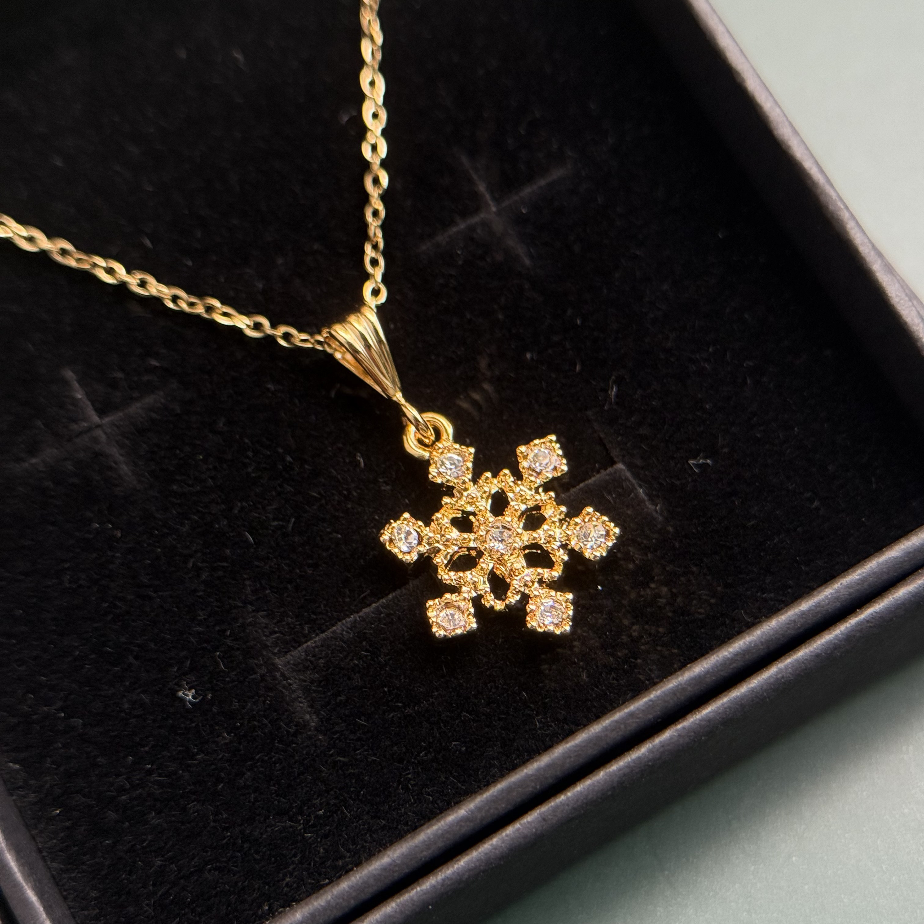 Creema限定新春福袋〈梅〉雪の結晶ピアス・イヤリング＆ネックレスセット サージカルステンレス