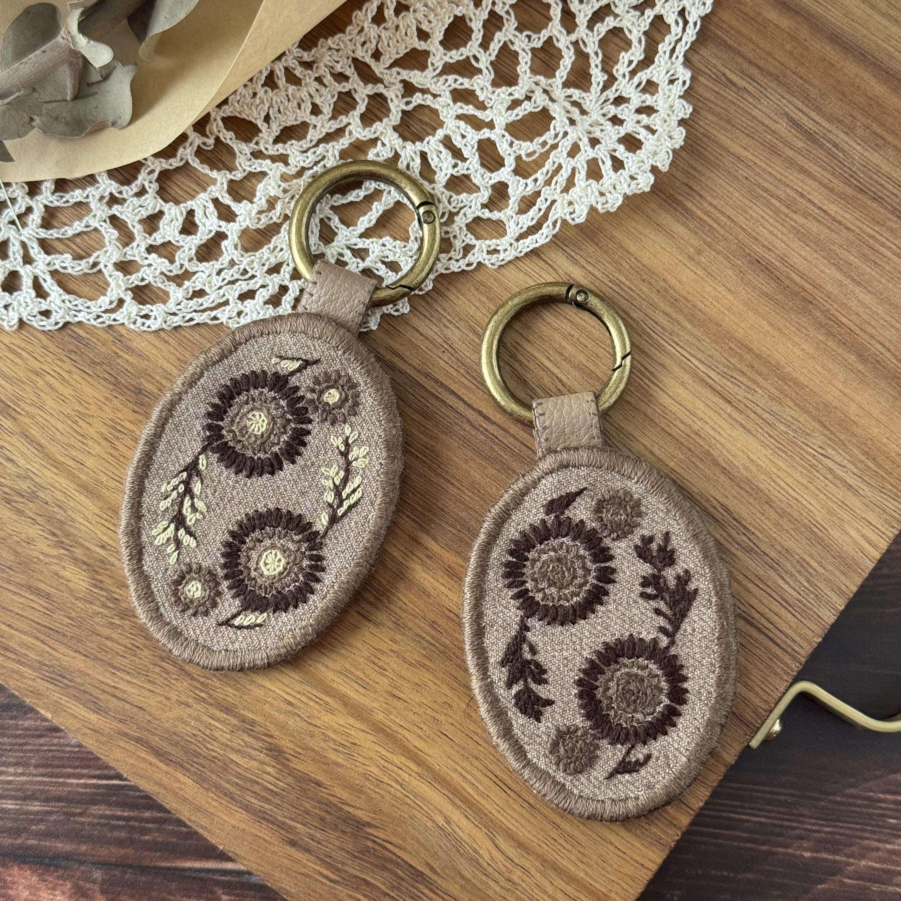 飾らない私に、ちょうどいい刺繍キーホルダー｜ブラン・ダリア
