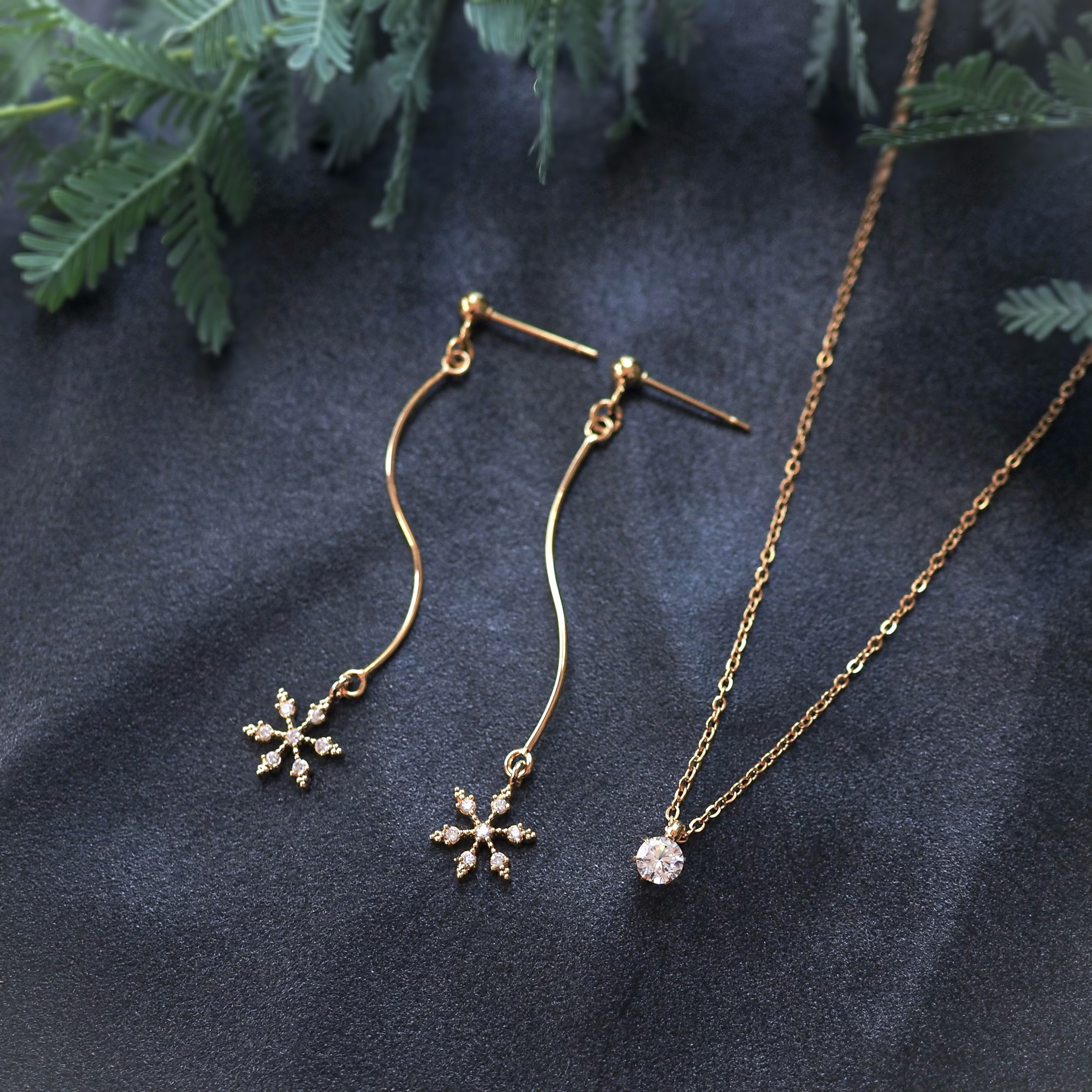 雪降る夜 雪の結晶ジルコニアネックレス&ピアス/イヤリングセット  送料無料 N165