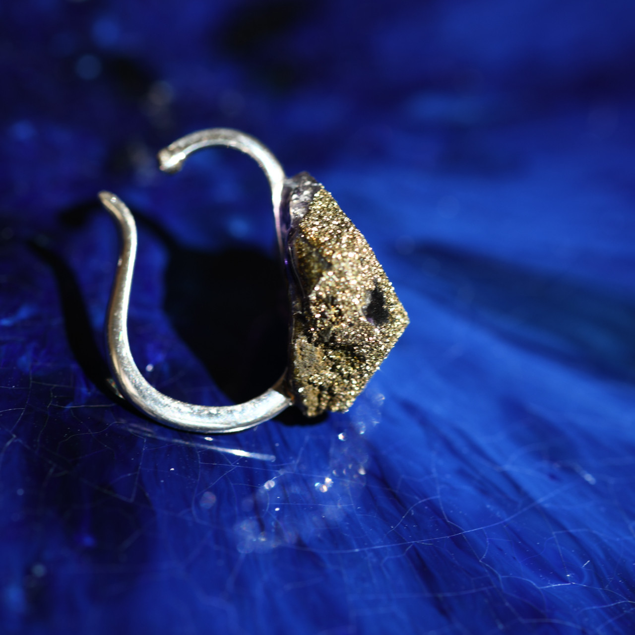 【018 0 Collection】 パイライト共生フローライト 鉱物原石 イヤーカフ 天然石 アクセサリー