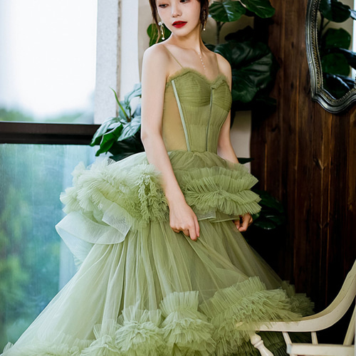豪華 緑 ふわふわ ノースリーブ ウェディングドレス 裾引き 綺麗