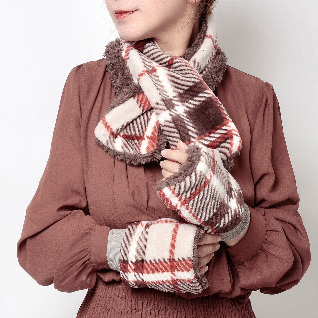 ふんわりとろけるチェック柄リバーシブルマフラー＆ハンドウォーマーセット【アイボリーベージュ】