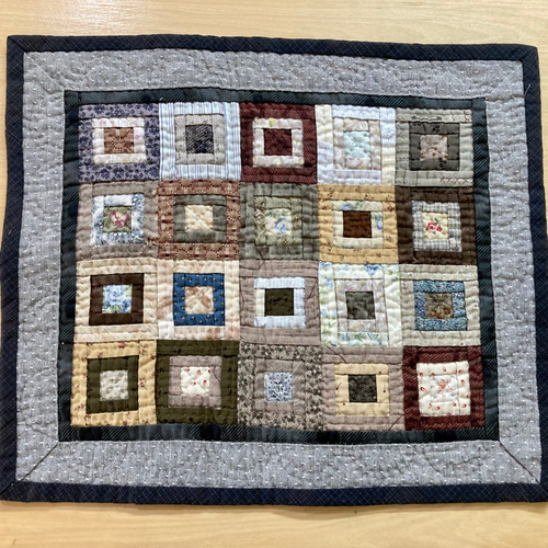 グレーの縁取りのパッチワークキルト その他インテリア雑貨 Hiroko