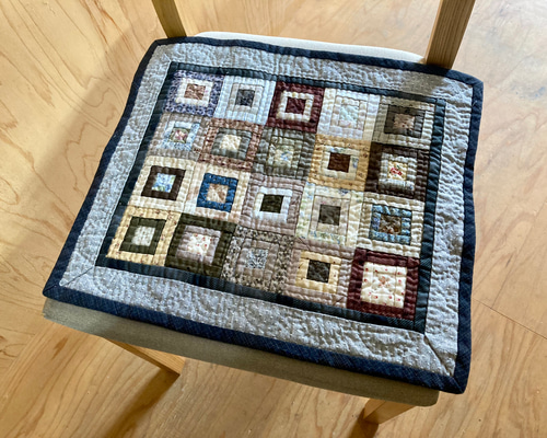 グレーの縁取りのパッチワークキルト その他インテリア雑貨 Hiroko