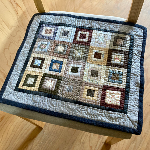 グレーの縁取りのパッチワークキルト その他インテリア雑貨 hana-ikada