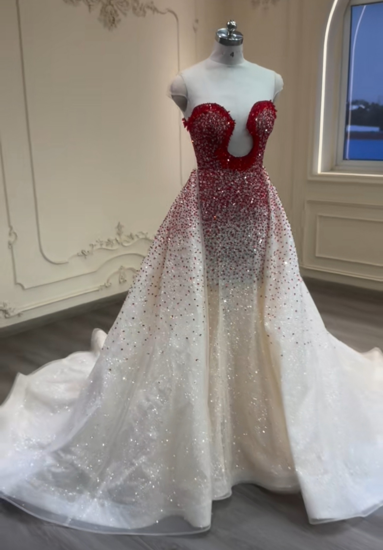 買わないと損　赤レッドホワイト　ストーン　マーメイドドレス　オーバースカート　グラデーション　目立つお洒落　演奏会発表会