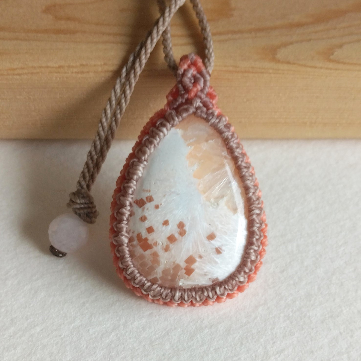 天然石ペンダント　スコレサイト　マクラメ編み　MP25