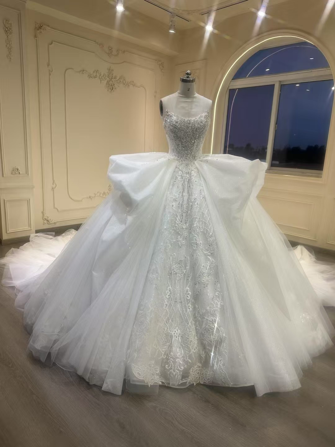 大人気上昇中　チューブトップ　袖無し　ホワイト　ふわふわチュール　咲き誇る小花レース　ベール付き　ボリューム　ブライダル