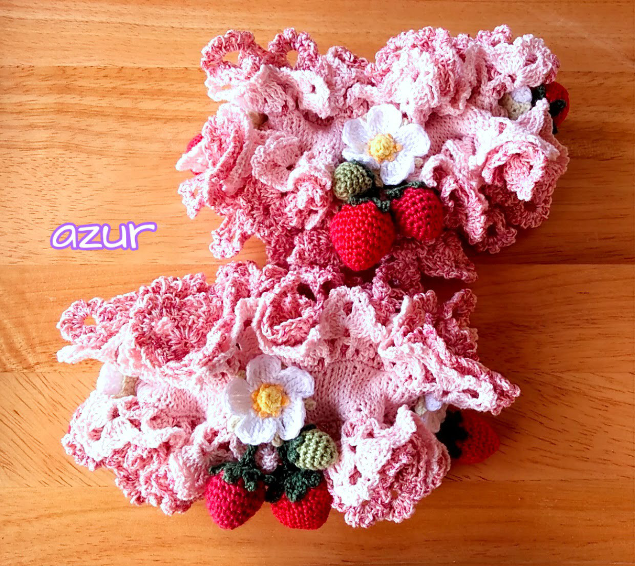 手編みアームバンド　苺モチーフ