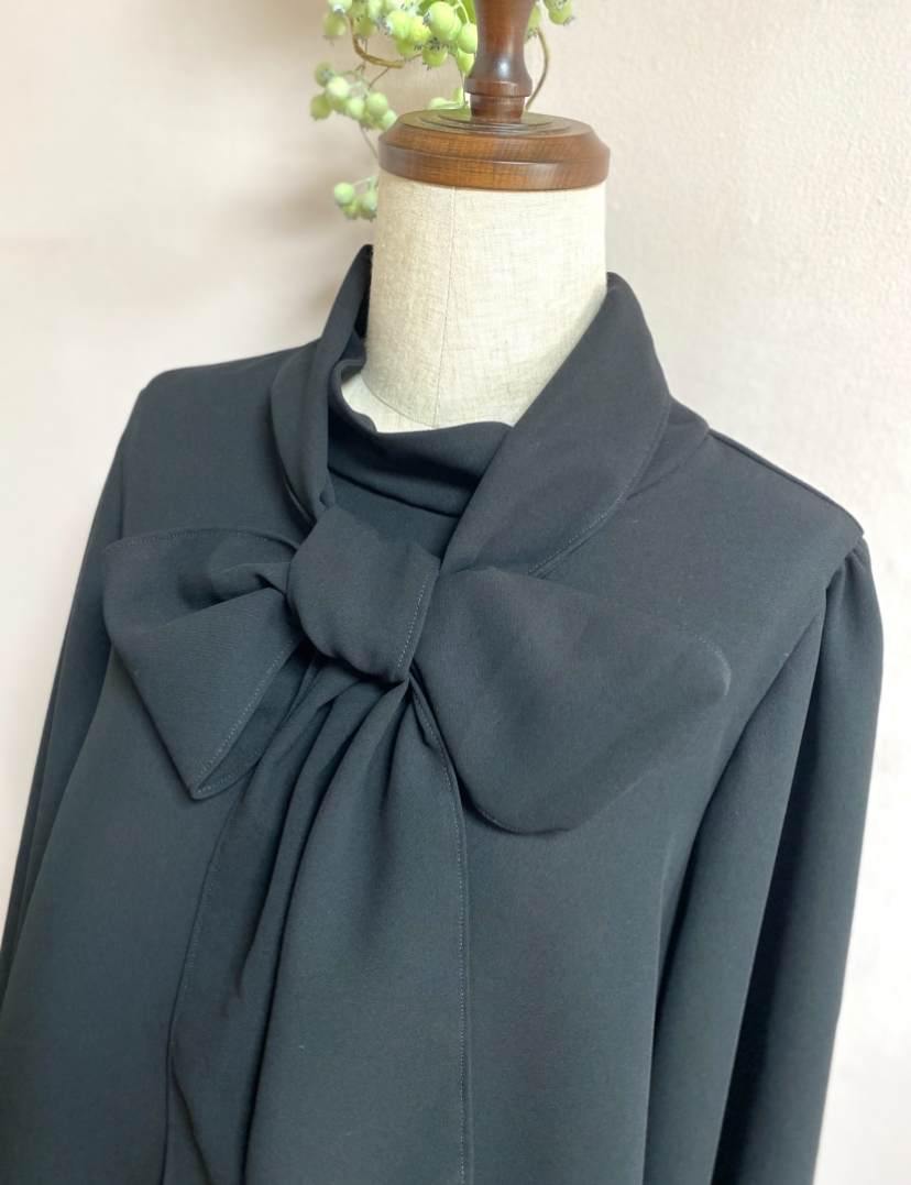 《大きいサイズ》ゆったりスタンドカラーボウタイブラウス　フォーマルブラック　Ｌ•ＬＬ•１３号対応ワンサイズ