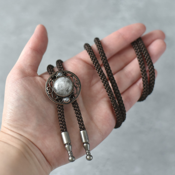 澄玻璃の閾(すまはりのしきい)｜水晶と赤銅の模様がシックなループタイ／ユニセックス ゴシック シック 天然石 メンズ 3枚目の画像