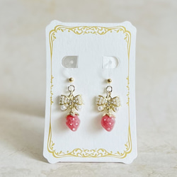 【限定♡】雪いちごのピアス・スカーレット 1枚目の画像