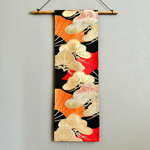 帯のタペストリー 輝く松と扇 テーブルランナー使用可 小物 和モダン