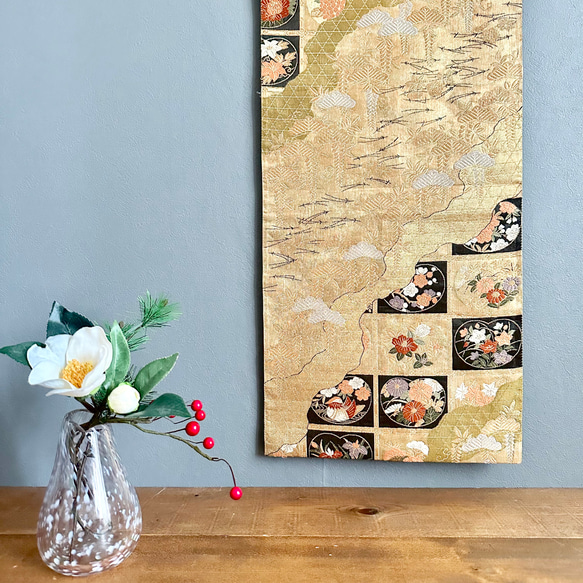 帯のタペストリー　金色に百花繚乱　テーブルランナー使用可　小物　和モダン　リメイク インテリア　和室　正月 2枚目の画像