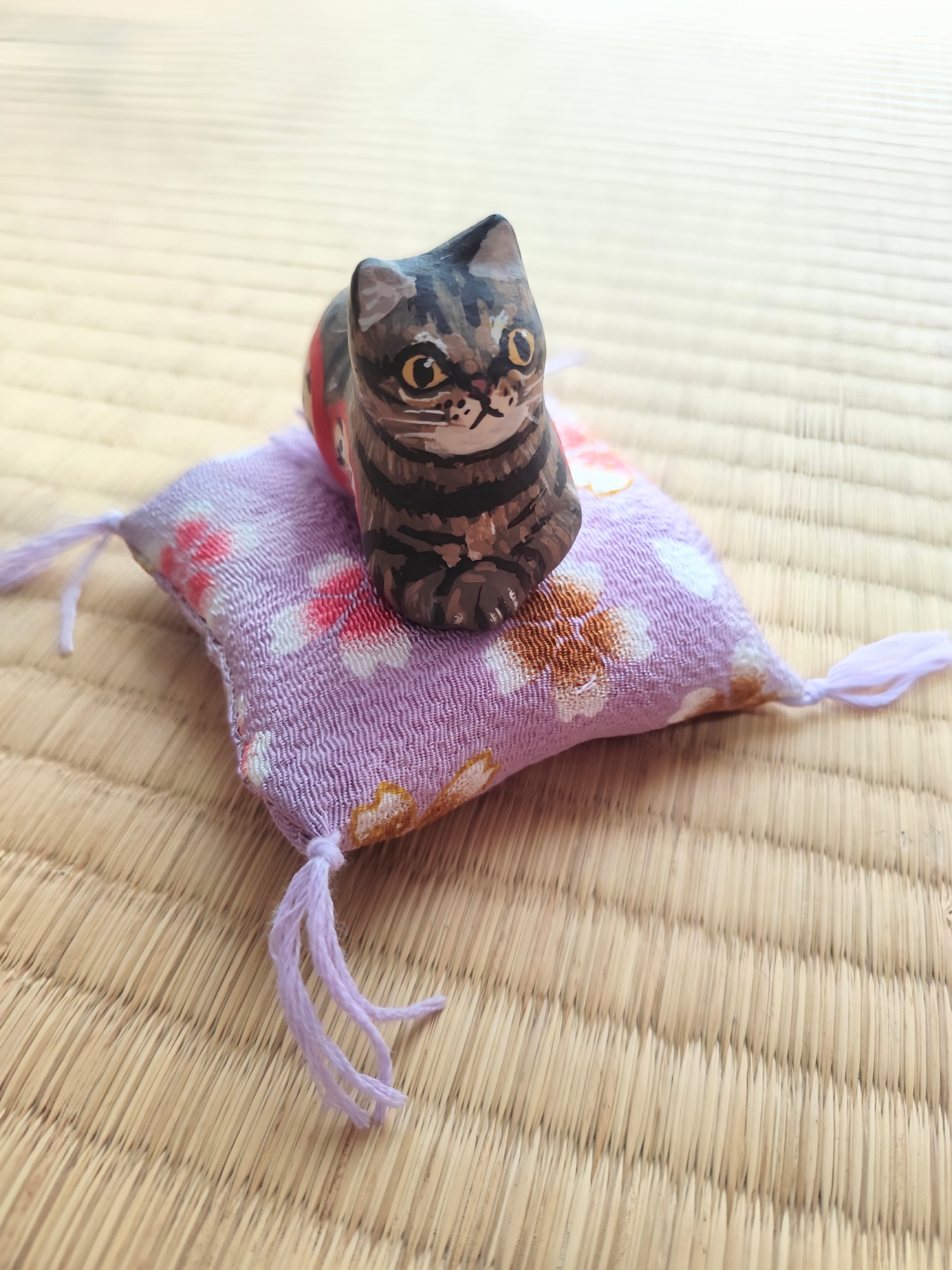 果報は寝て待てキジトラちゃんとだるまちゃん