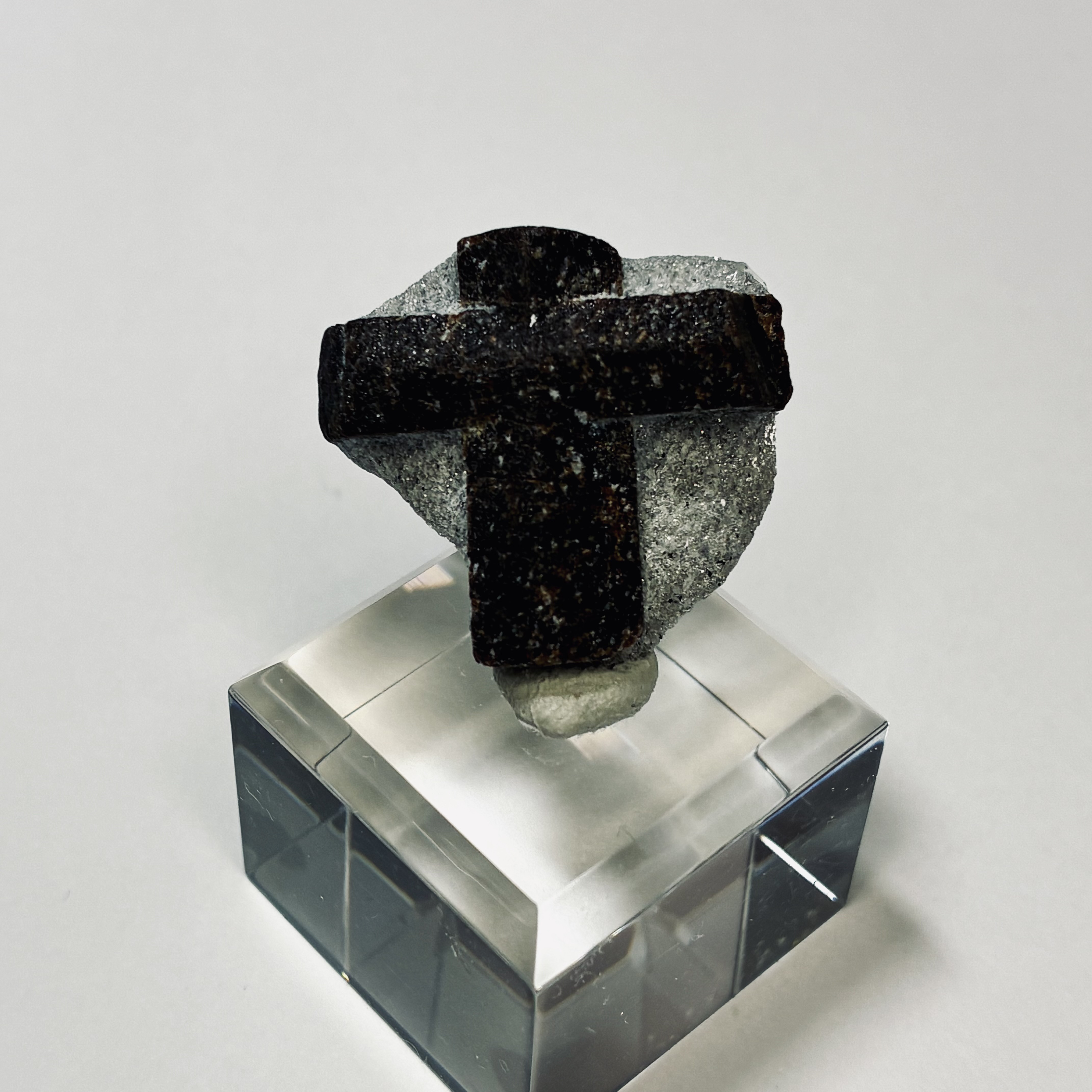 ロシア産スタウロライト（十字石） 【一点物】 原石 鉱物 天然石 (No.1652)