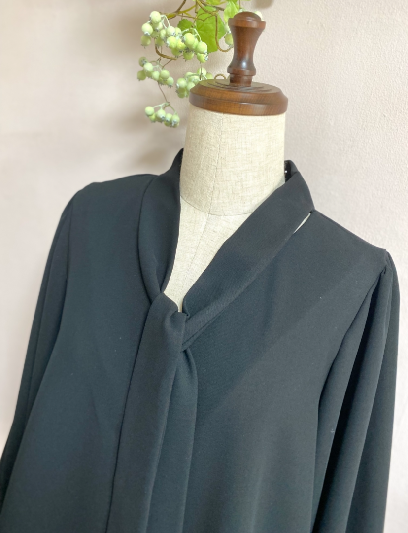 《大きいサイズ》　Ｖ開きボウタイＡラインブラウス　ブラック　Ｌ•ＬＬ•１３号　フォーマル