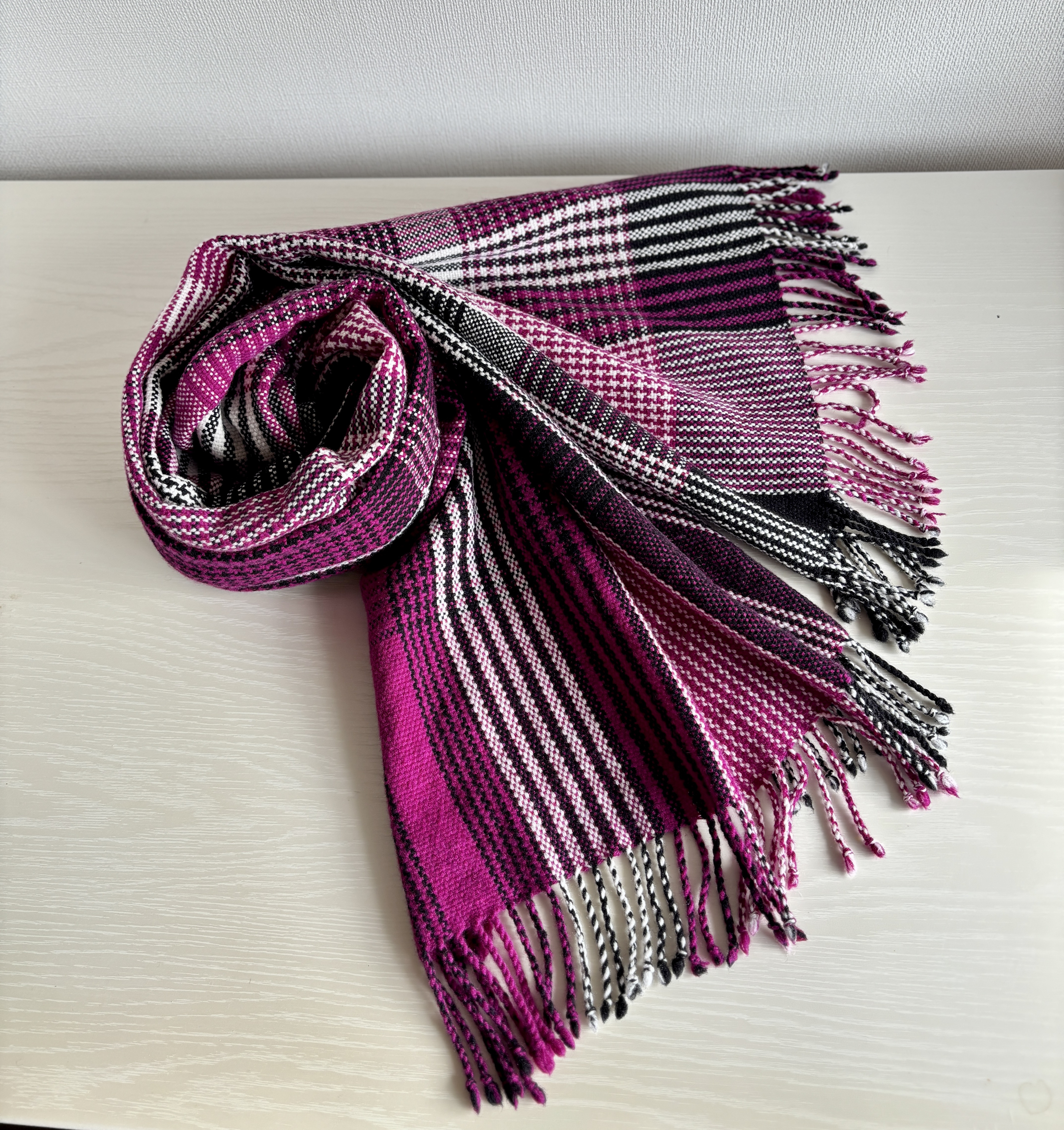 [手織り]赤紫色とモノトーンのチェックのマフラー（千鳥格子）/スーパーファインウール使用