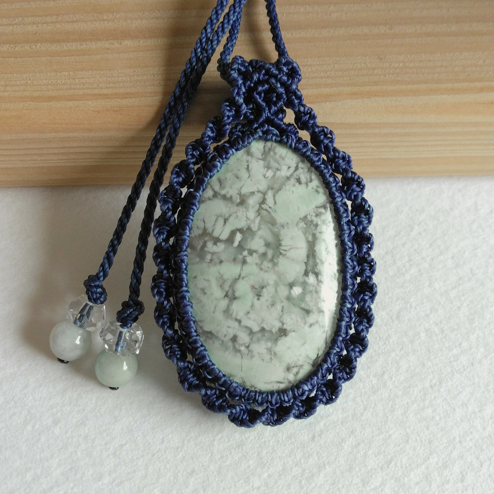天然石ペンダント　オパールカルセドニー　マクラメ編み　MP28