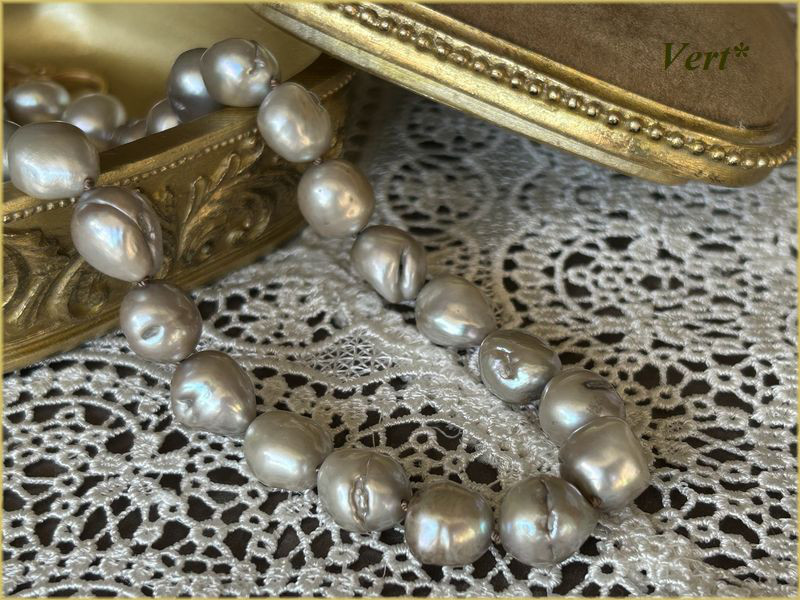 《受注品》アイボリーベージュ大粒ライス風バロック淡水パールグリフィン（ベージュ）ショートネックレス（45）