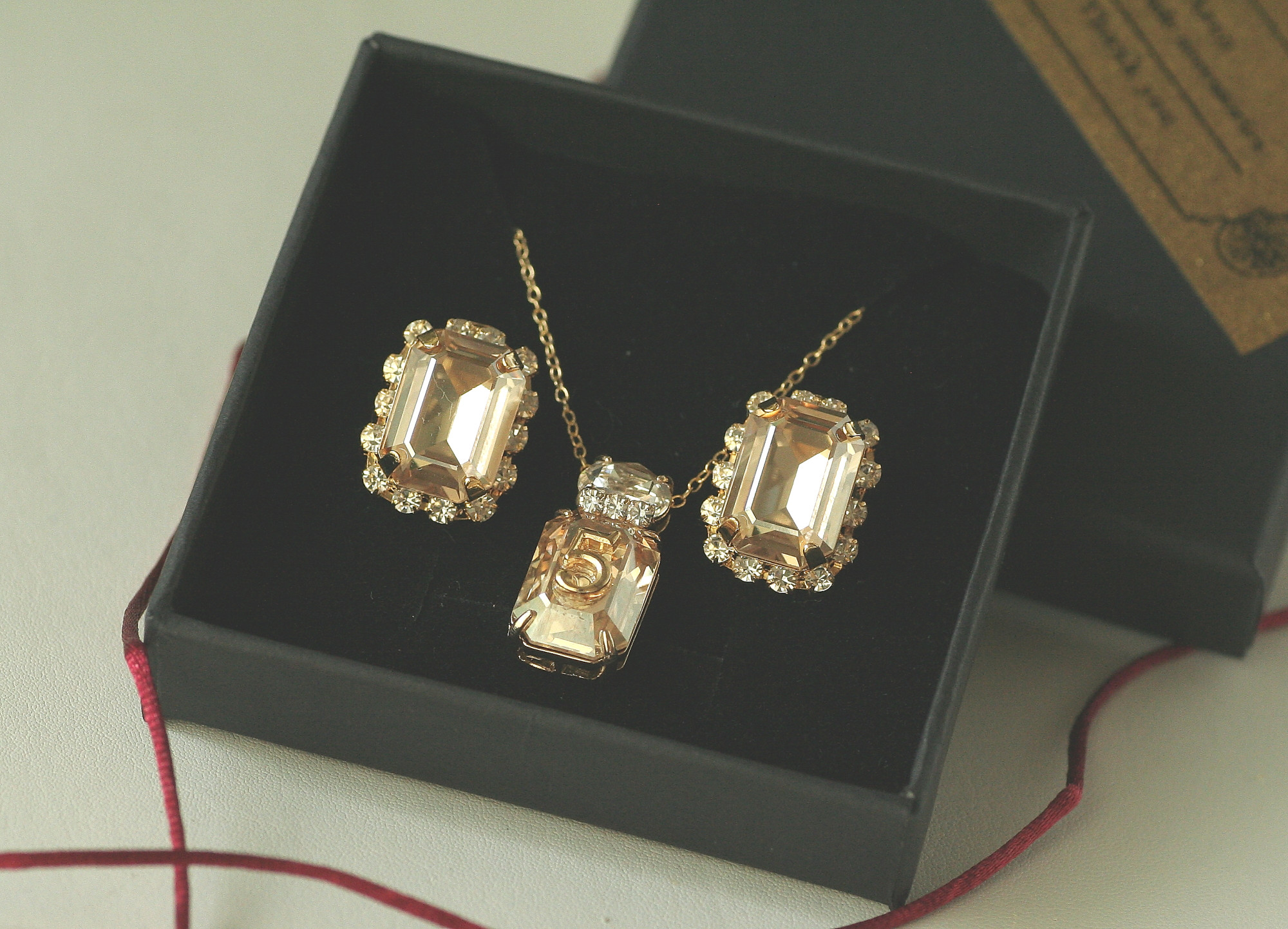 ２点セット　香水瓶のサージカルステンレスネックレス、スクエアピアス