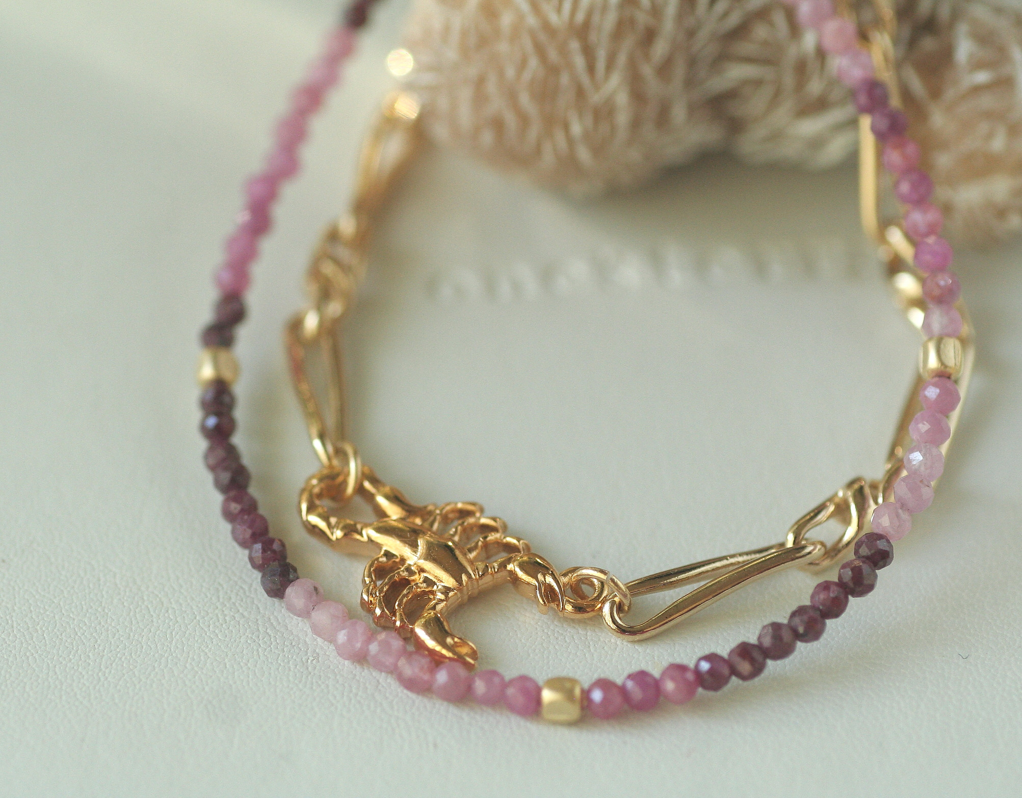 神話の煌めき：スコーピオンとルビーのグラデーションブレスレット