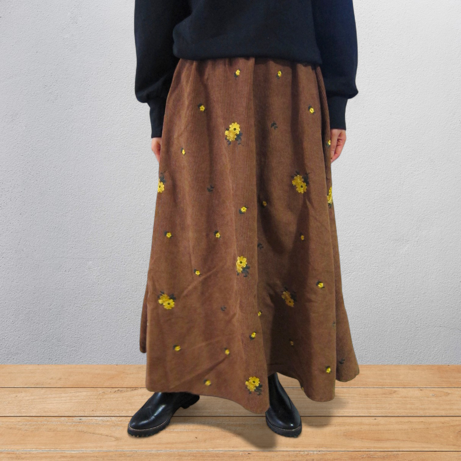 フラワー刺繍のコーデュロイロングスカート ブラウン