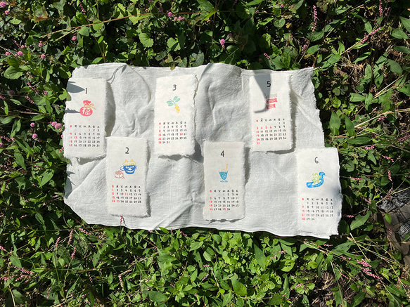 2026年カレンダー 「月めくり」各月ごとに心和む「いっぷくハンコ」のワンポイント 手漉き和紙使用 小さなスペースにも… 1枚目の画像