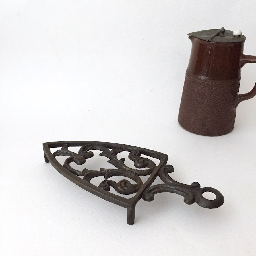 アイアンアイロン台　鉄　シンプル　イギリスアンティーク　インダストリアル　工具　キッチン雑貨　古道具のある暮らし