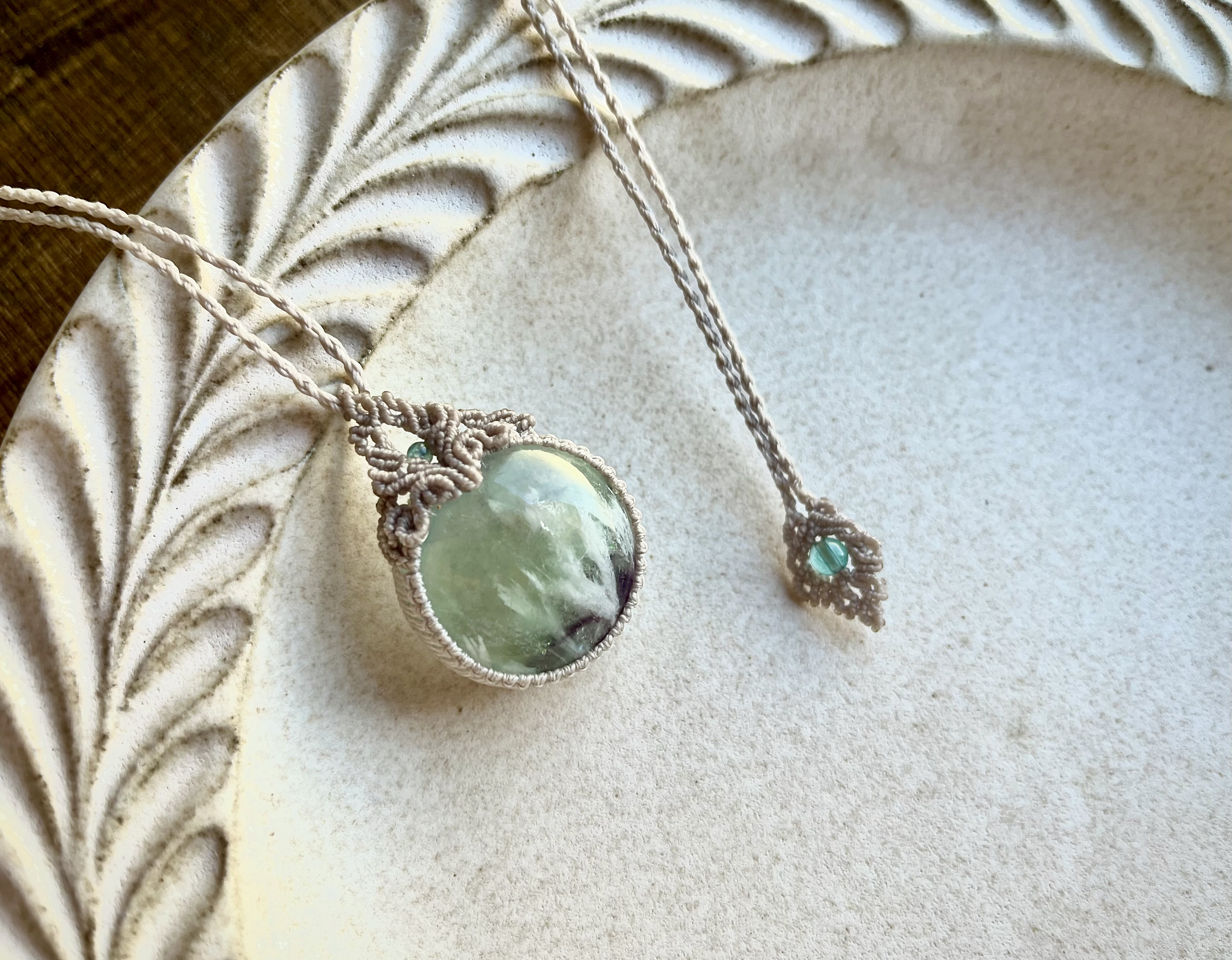 エンジェルフェザーフローライトマクラメペンダント