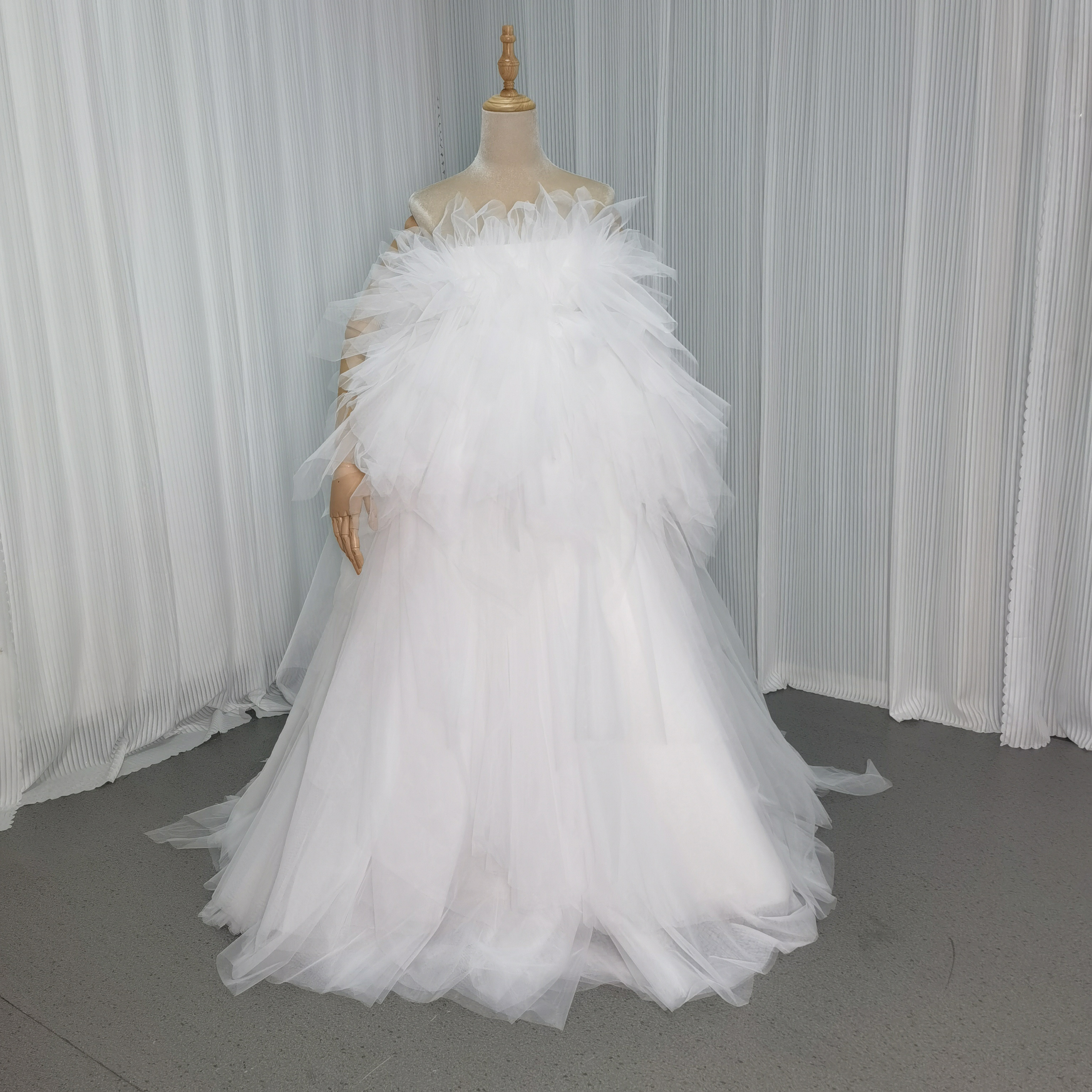 送料無料！ウエディングドレス もこもこドレス アシンメトリードレス ビスチェタイプ  結婚式  プリンセスライン