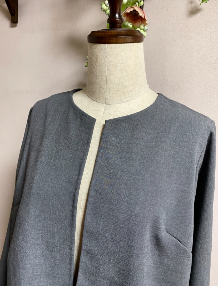 《大きいサイズ》ペプラムノーカラージャケット　グレーＬ•ＬＬ•１３号対応のワンサイズ