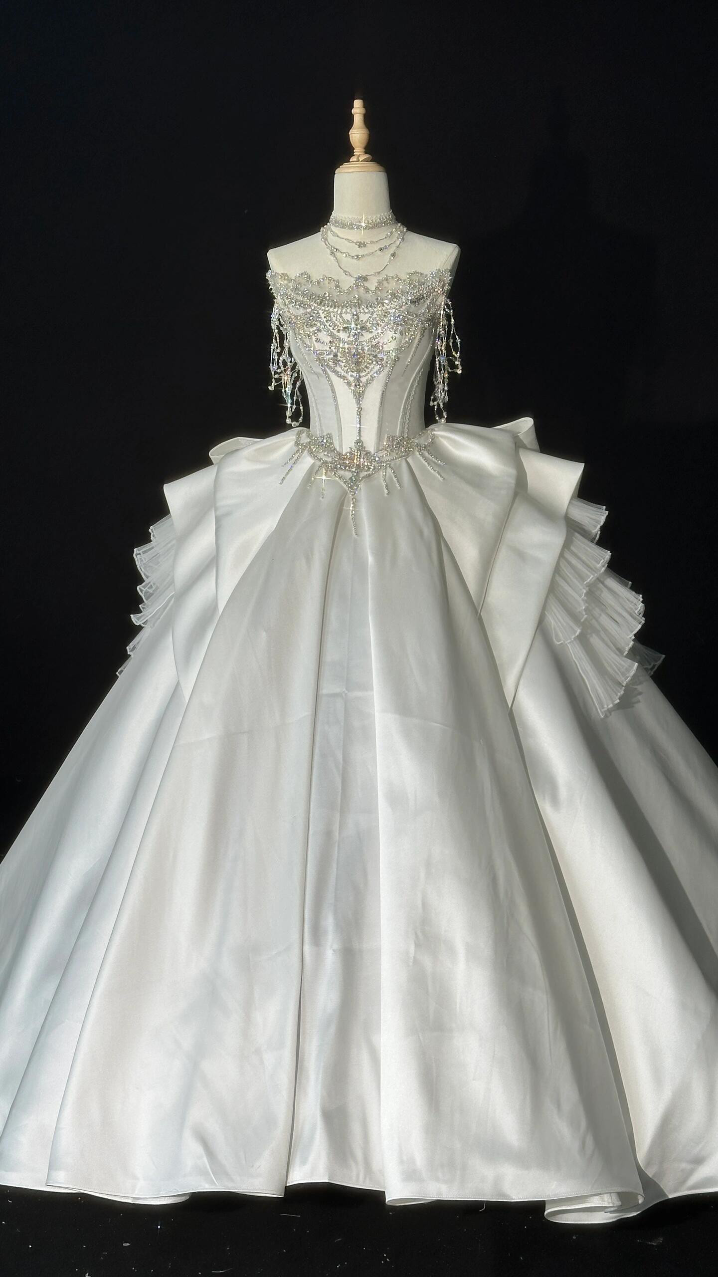 上質な生地 細見えシルエット　肩出し　ラッフルスカート　クラシカル フリル　背中空き編み上げ　オーダーメイド可能お呼ばれ 53,988円