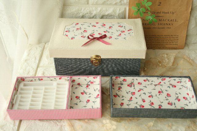 通帳・キャッシュトレーが入るマネートランク　リバティ　フローティングフローラ　貯金箱