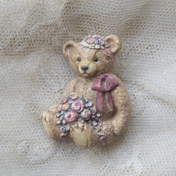 ぬいぐるみ の クマさん の ブローチ 花を背負った テディーベア