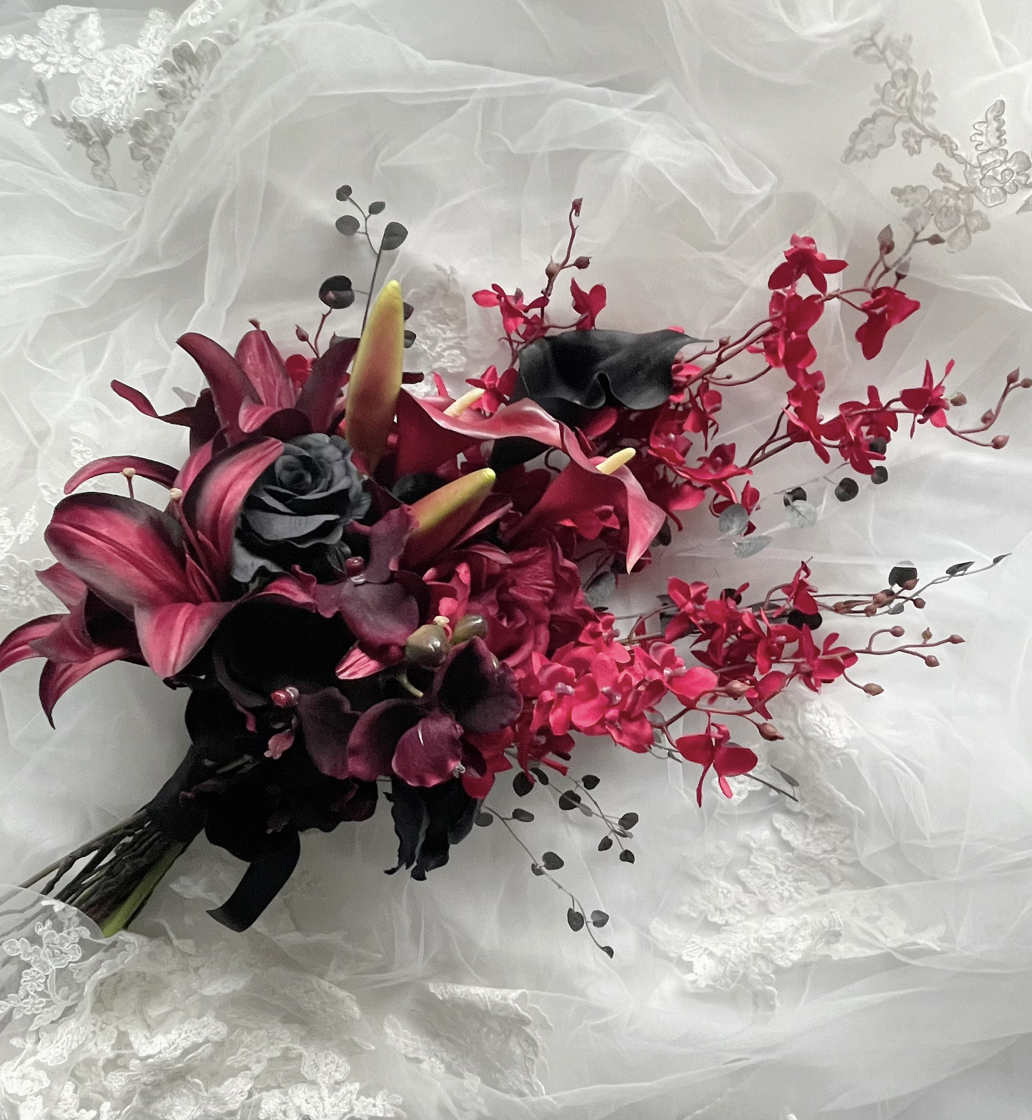 ブートニア付きブーケ、カラー、胡蝶蘭、百合、ローズ、赤いブーケ、ウェディングブーケ、クラッチブーケ、和装ブーケ