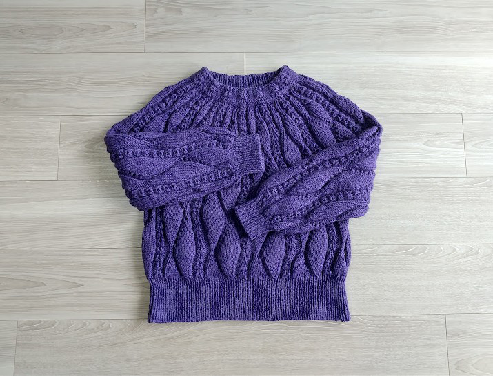 パープルの丸ヨークセーター