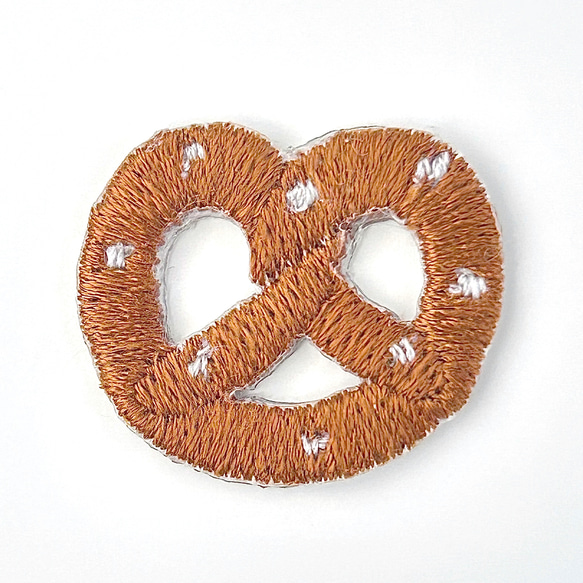 プレッツェルの刺繍ワッペン｜アイロン接着・アップリケ｜ナチュラル