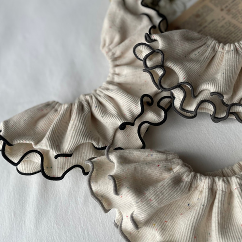 ナチュラルメロウ/つぶつぶ生地のフリルスタイ スタイ・よだれかけ