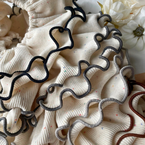 ナチュラルメロウ/つぶつぶ生地のフリルスタイ スタイ・よだれかけ