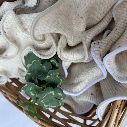 ナチュラルメロウ/つぶつぶ生地のフリルスタイ スタイ・よだれかけ